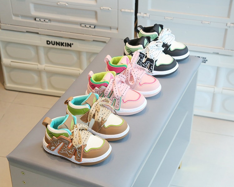 【7日内出荷】子ども 歩きやすい 子供靴 キッズ スニーカー 幼児 シューズ スポーツシューズ 子供 黒 ブラウン ピンク きれいめ 運動靴 キッズ シューズ 女の子 男の子 小学生 外出 滑り止め 屈曲性 柔らかい 疲れない アウトドア 滑りにくい 14-19.5cm