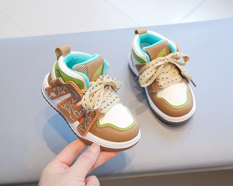 【7日内出荷】子ども 歩きやすい 子供靴 キッズ スニーカー 幼児 シューズ スポーツシューズ 子供 黒 ブラウン ピンク きれいめ 運動靴 キッズ シューズ 女の子 男の子 小学生 外出 滑り止め 屈曲性 柔らかい 疲れない アウトドア 滑りにくい 14-19.5cm