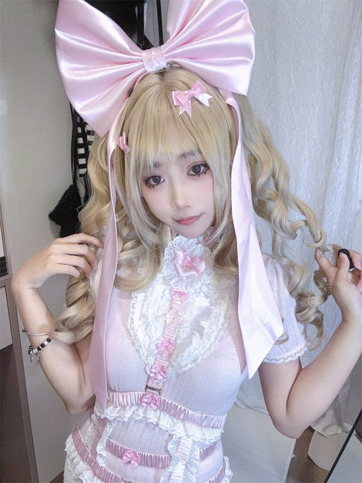 【7日内出荷】ロリータ ウィッグ ツインテール ロング カール フルウィッグ 前髪あり 耐熱 アッシュベージュ リボン付き 高品質 自然 ふんわり カール ヘア レディース コスプレ ハロウィン 撮影 イベント おしゃれ 可愛い アッシュゴールド