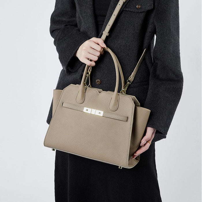 【7日内出荷】【2WAY】本革バッグ トートバッグ ショルダーバッグ レディース 大容量 肩掛け 斜め掛け 手提げ レザー 大きめ 通勤 仕事バッグ 鞄 牛革 柔らか 大人 ビジネス オフィス 上品  鋲付き 高見え 高級感 お出かけ デート かわいい 母の日 プレゼント