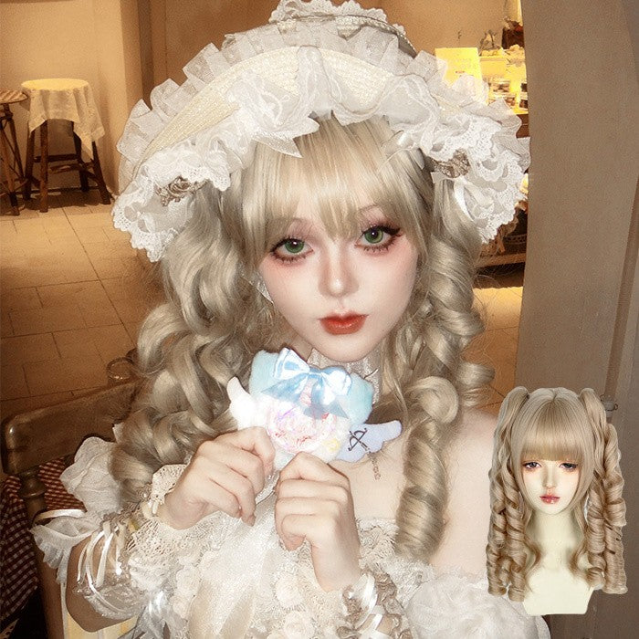 【7日内出荷】ロリータ ウィッグ ツインテール ロング カール フルウィッグ 前髪あり 耐熱 アッシュベージュ リボン付き 高品質 自然 ふんわり カール ヘア レディース コスプレ ハロウィン 撮影 イベント おしゃれ 可愛い アッシュゴールド