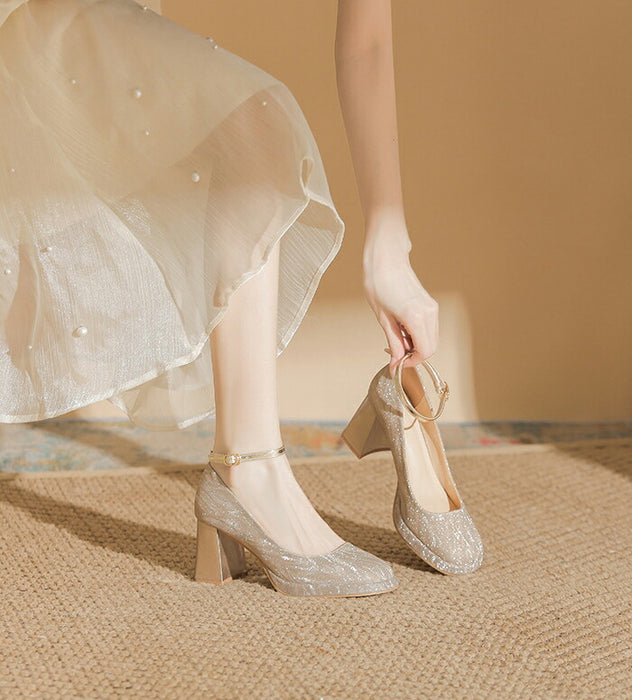【7日内出荷】【 7cmヒール】パンプス ストラップ 7cmヒール グリッター ラメ キラキラ 厚底 スクエアトゥ 太ヒール チャンキーヒール 歩きやすい 痛くない 疲れない 美脚  結婚式 二次会 披露宴 パーティー お呼ばれ 入学式 卒業式 発表会 ドレス レディース きれいめ