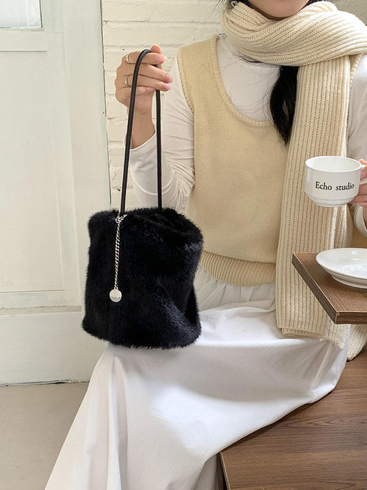 ファーバッグ トートバッグ もこもこ ふわふわ レディース バケツ型 秋冬 ミニトートバッグ 手提げ 肩掛け 通勤 お仕事バッグ 鞄 ハンドバッグ ママバッグ 柔らか 大人 高見え マグネット かわいい 母の日 チャーム付き 軽量 カジュアル