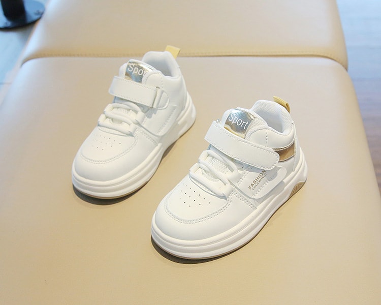 【7日内出荷】子供靴 キッズ スニーカー 幼児 シューズ キッズ シューズ 女の子 男の子 スポーツシューズ 子供 白 黒 赤 ブラウン きれいめ 運動靴 子ども 歩きやすい 小学生 外出 滑り止め 屈曲性 柔らかい 疲れない アウトドア 滑りにくい 14-19.5cm