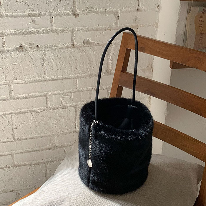 ファーバッグ トートバッグ もこもこ ふわふわ レディース バケツ型 秋冬 ミニトートバッグ 手提げ 肩掛け 通勤 お仕事バッグ 鞄 ハンドバッグ ママバッグ 柔らか 大人 高見え マグネット かわいい 母の日 チャーム付き 軽量 カジュアル