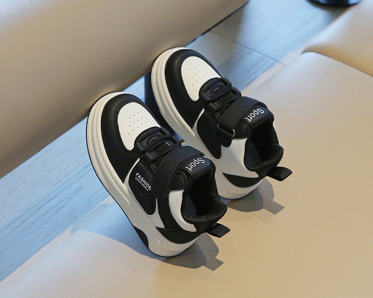 【7日内出荷】子供靴 キッズ スニーカー 幼児 シューズ キッズ シューズ 女の子 男の子 スポーツシューズ 子供 白 黒 赤 ブラウン きれいめ 運動靴 子ども 歩きやすい 小学生 外出 滑り止め 屈曲性 柔らかい 疲れない アウトドア 滑りにくい 14-19.5cm