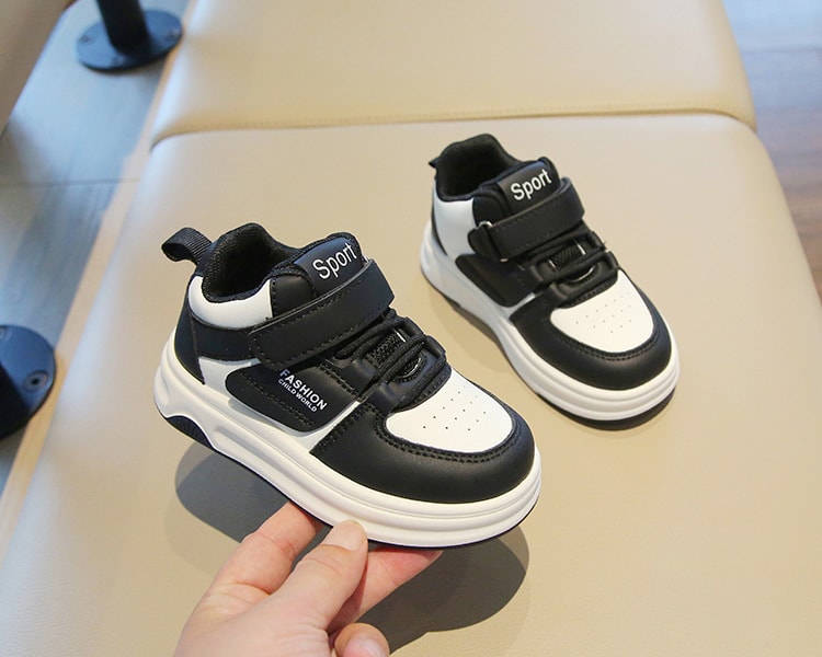 【7日内出荷】子供靴 キッズ スニーカー 幼児 シューズ キッズ シューズ 女の子 男の子 スポーツシューズ 子供 白 黒 赤 ブラウン きれいめ 運動靴 子ども 歩きやすい 小学生 外出 滑り止め 屈曲性 柔らかい 疲れない アウトドア 滑りにくい 14-19.5cm