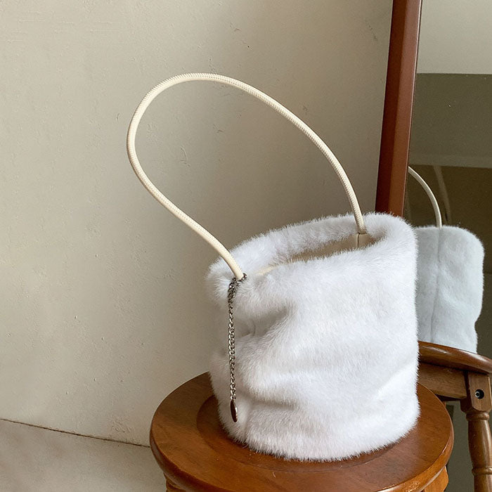 ファーバッグ トートバッグ もこもこ ふわふわ レディース バケツ型 秋冬 ミニトートバッグ 手提げ 肩掛け 通勤 お仕事バッグ 鞄 ハンドバッグ ママバッグ 柔らか 大人 高見え マグネット かわいい 母の日 チャーム付き 軽量 カジュアル