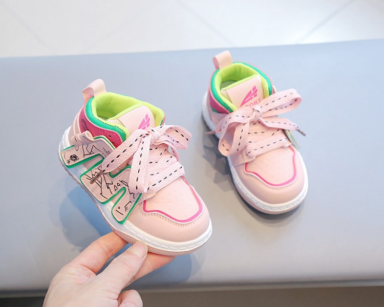 【7日内出荷】子ども 歩きやすい 子供靴 キッズ スニーカー 幼児 シューズ スポーツシューズ 子供 黒 ブラウン ピンク きれいめ 運動靴 キッズ シューズ 女の子 男の子 小学生 外出 滑り止め 屈曲性 柔らかい 疲れない アウトドア 滑りにくい 14-19.5cm