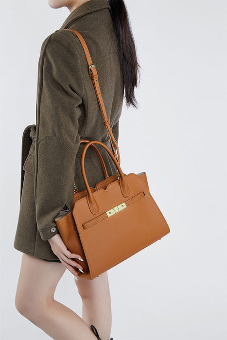 【7日内出荷】【2WAY】本革バッグ トートバッグ ショルダーバッグ レディース 大容量 肩掛け 斜め掛け 手提げ レザー 大きめ 通勤 仕事バッグ 鞄 牛革 柔らか 大人 ビジネス オフィス 上品  鋲付き 高見え 高級感 お出かけ デート かわいい 母の日 プレゼント