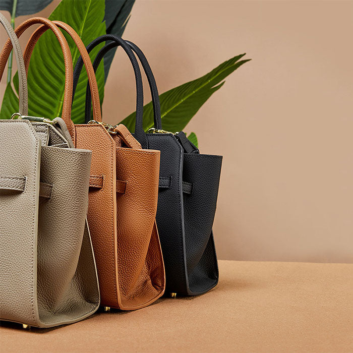 【7日内出荷】【2WAY】本革バッグ トートバッグ ショルダーバッグ レディース 大容量 肩掛け 斜め掛け 手提げ レザー 大きめ 通勤 仕事バッグ 鞄 牛革 柔らか 大人 ビジネス オフィス 上品  鋲付き 高見え 高級感 お出かけ デート かわいい 母の日 プレゼント