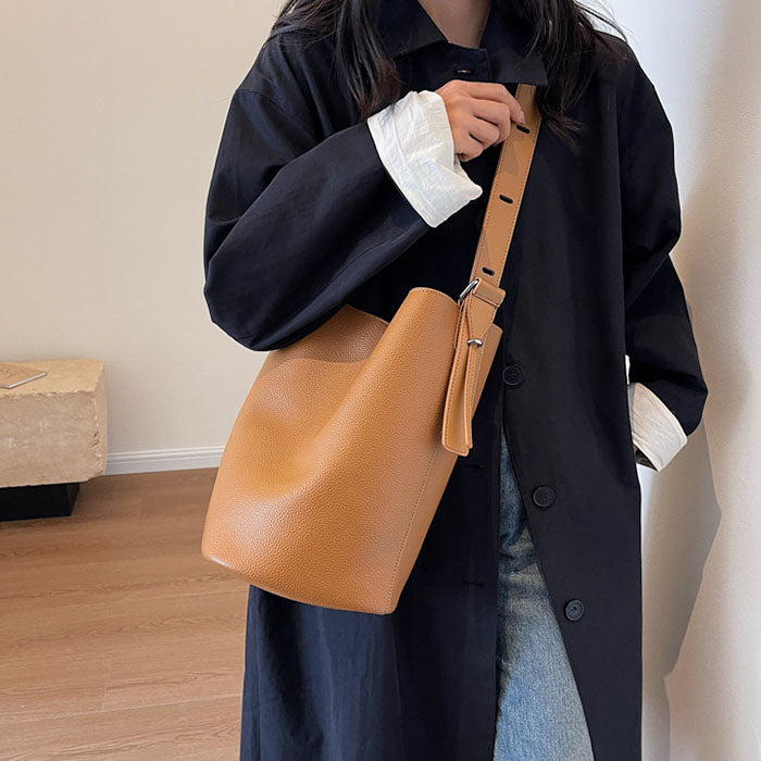 【7日内出荷】【2WAY】ショルダーバッグ レディース バケツ型  内袋 巾着インナーバッグ付き 大容量 斜めがけ 肩掛け 大きめ  PUレザー ママバッグ ワンショルダー 高見え お出かけ デート かわいい 通勤 通学 母の日 クリスマス プレゼント ギフト