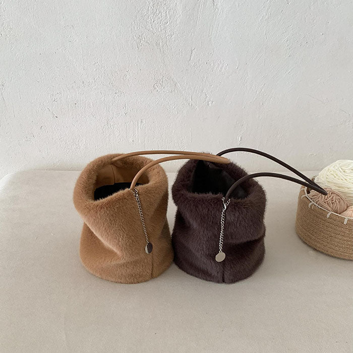 ファーバッグ トートバッグ もこもこ ふわふわ レディース バケツ型 秋冬 ミニトートバッグ 手提げ 肩掛け 通勤 お仕事バッグ 鞄 ハンドバッグ ママバッグ 柔らか 大人 高見え マグネット かわいい 母の日 チャーム付き 軽量 カジュアル