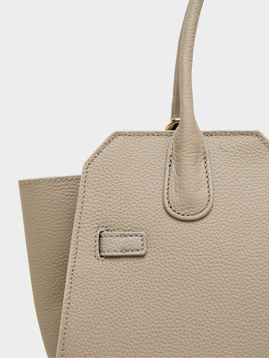 【7日内出荷】【2WAY】本革バッグ トートバッグ ショルダーバッグ レディース 大容量 肩掛け 斜め掛け 手提げ レザー 大きめ 通勤 仕事バッグ 鞄 牛革 柔らか 大人 ビジネス オフィス 上品  鋲付き 高見え 高級感 お出かけ デート かわいい 母の日 プレゼント