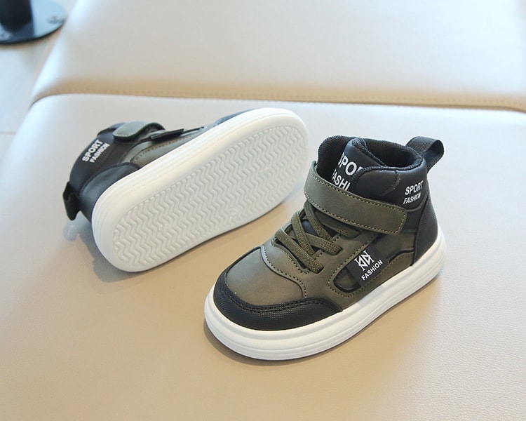 【7日内出荷】キッズ スニーカー シューズ 幼児 小学生 スポーツシューズ 子供 黒 ブラウン カーキグリーン きれいめ 運動靴 マジックテープ キッズ シューズ 女の子 男の子 外出 子ども 歩きやすい 子供靴 滑り止め 屈曲性 柔らかい 疲れない アウトドア 滑りにくい 14-19.5cm