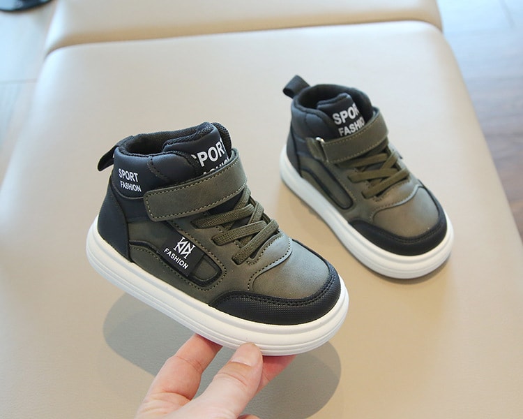 【7日内出荷】キッズ スニーカー シューズ 幼児 小学生 スポーツシューズ 子供 黒 ブラウン カーキグリーン きれいめ 運動靴 マジックテープ キッズ シューズ 女の子 男の子 外出 子ども 歩きやすい 子供靴 滑り止め 屈曲性 柔らかい 疲れない アウトドア 滑りにくい 14-19.5cm