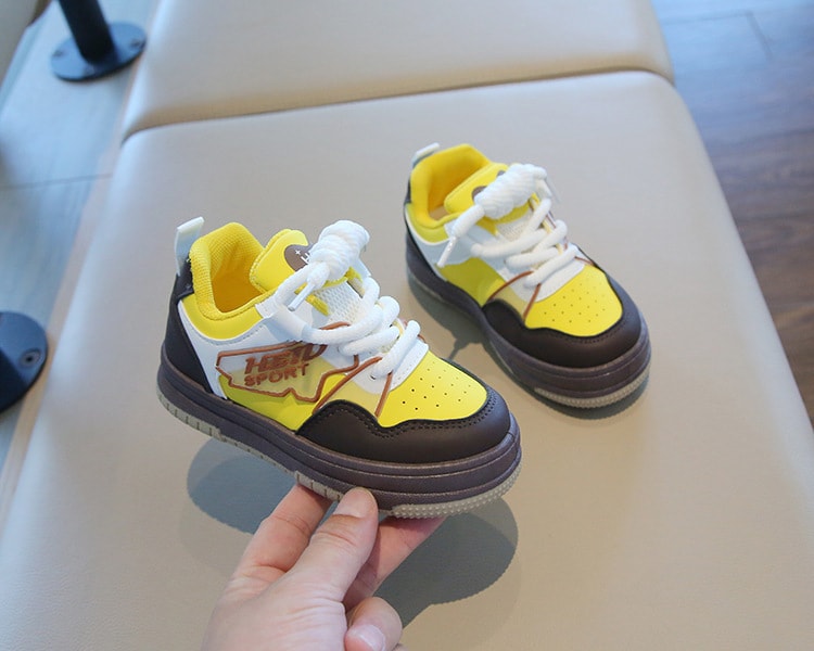 【7日内出荷】子供 スニーカー 14cm シューズ 子ども 秋 きれいめ 運動靴 歩きやすい 黄 青 黒 キッズ スニーカー 幼児 スポーツシューズ 子供 キッズ シューズ 女の子 男の子 小学生 外出 滑り止め 屈曲性 柔らかい 疲れない アウトドア 滑りにくい 子供靴 15 16 17 18 19cm