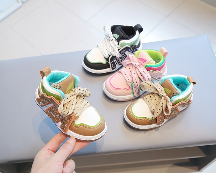 【7日内出荷】子ども 歩きやすい 子供靴 キッズ スニーカー 幼児 シューズ スポーツシューズ 子供 黒 ブラウン ピンク きれいめ 運動靴 キッズ シューズ 女の子 男の子 小学生 外出 滑り止め 屈曲性 柔らかい 疲れない アウトドア 滑りにくい 14-19.5cm