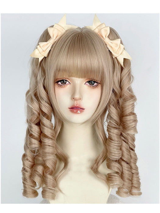 【7日内出荷】ロリータ ウィッグ ツインテール ロング カール フルウィッグ 前髪あり 耐熱 アッシュベージュ リボン付き 高品質 自然 ふんわり カール ヘア レディース コスプレ ハロウィン 撮影 イベント おしゃれ 可愛い アッシュゴールド