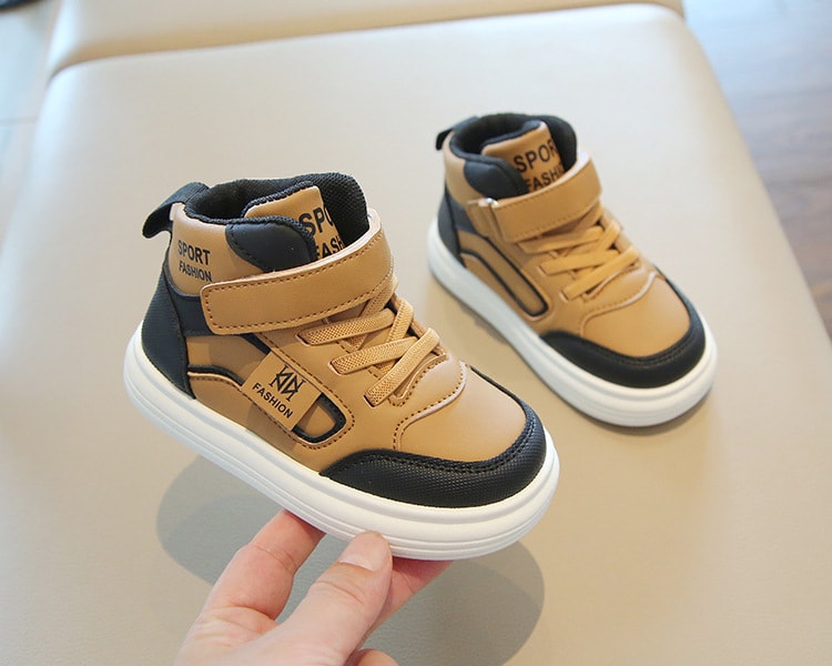 【7日内出荷】キッズ スニーカー シューズ 幼児 小学生 スポーツシューズ 子供 黒 ブラウン カーキグリーン きれいめ 運動靴 マジックテープ キッズ シューズ 女の子 男の子 外出 子ども 歩きやすい 子供靴 滑り止め 屈曲性 柔らかい 疲れない アウトドア 滑りにくい 14-19.5cm